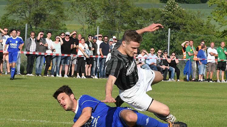 Oben, also in der Kreisklasse  bleiben will der BSC Lauter. Unsere Szene stammt von der Relegations-Partie gegen den VfB Burglauer (in blau).Hopf