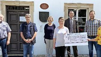 Die Spendenübergabe (v. l.): Karl-Heinz Potzel, Dieter Hümpfner,Christine Weininger, Silke Reinhard, Reinhard Dölfel, Stefan Reichold und Petra Stark Foto: PR