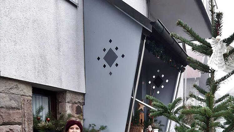 Die Geschwister Helena und Rosalie Gerr aus Singenrain  verkaufen die selbstgebastelten Weihnachtsengel gegen eine freiwillige  Spende. Foto: Isabell Gerr