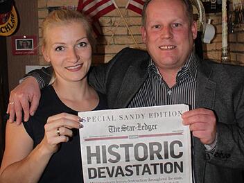 Janine und Peter Rogler haben den Supersturm Sandy in New York miterlebt und einer Zeitungs-Sonderausgabe über das Unwetter mit nach Hause genommen.  Foto: Jürgen Gärtner