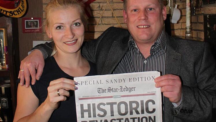 Janine und Peter Rogler haben den Supersturm Sandy in New York miterlebt und einer Zeitungs-Sonderausgabe über das Unwetter mit nach Hause genommen.  Foto: Jürgen Gärtner