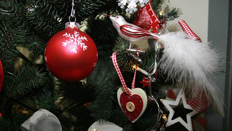 Die handbemalten Sachen sind einfach wunderschön - und kein Vergleich zu Christbaumschmuck aus Fernost.