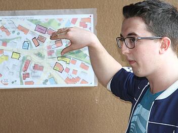 Matthias Zeitler von der Jungen Union stellt die Arbeitsergebnisse einer Gruppe vor: Der Marktplatz soll vergrößert werden und schöner werden - auch die Gestaltung soll sich ändern.