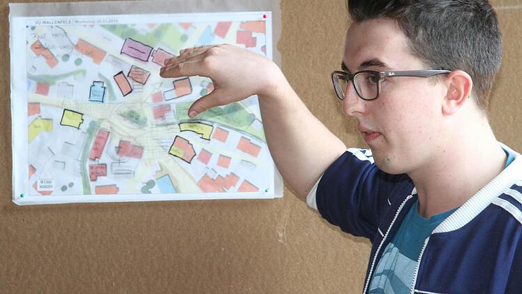 Matthias Zeitler von der Jungen Union stellt die Arbeitsergebnisse einer Gruppe vor: Der Marktplatz soll vergrößert werden und schöner werden - auch die Gestaltung soll sich ändern.