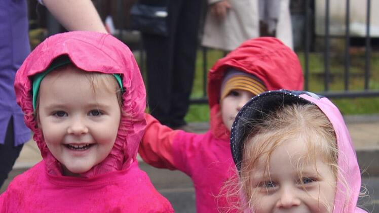 Selbst die Kleinsten trotzen dem Regen und zogen freudig mit.