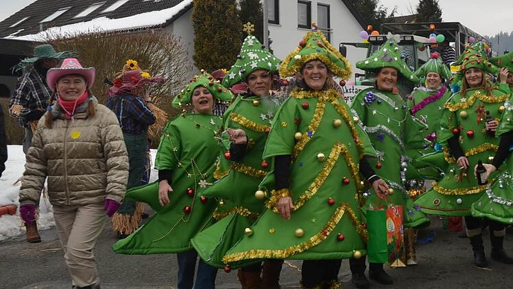 Ja ist denn schon wieder Weihnachten?! Die schillernden Christbäume waren auf jeden Fall festlich gut drauf.  Fotos: Karl-Heinz Hofmann
