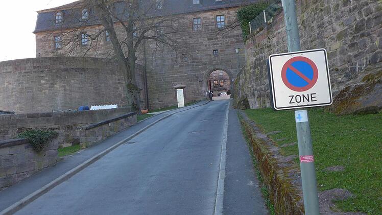 Bislang durfte im Bereich der Burg nicht geparkt werden.  Foto: Holger Peilnsteiner
