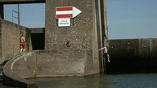 Riskantes Baden im Fluss