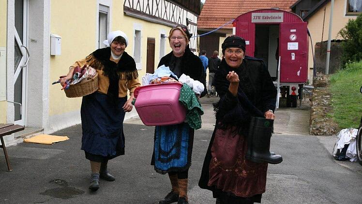 Die Waschweiber Margit Herrnleben, Hanna Wolf und Barbara Müller hatten ihren Spaß.Foto: Werner Baier