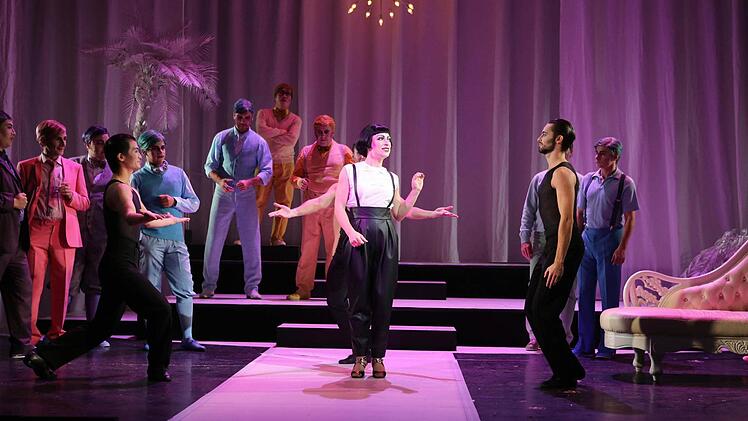 Szene aus "Ball im Savoy" am Landestheater CoburgFoto: Henning Rosenbusch