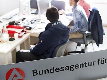 Ein Flüchtling aus Syrien sitzt Anfang November in der Erstaufnahmestelle in Suhl in einem Büro der Agentur für Arbeit neben zwei Sachbearbeitern. Auch für die Kulmbacher Arbeitsagentur und das Jobcenter wird die Integration der Flüchtlinge in den Arbeitsmarkt eine große Herausforderung sein. Foto: Archiv/dpa