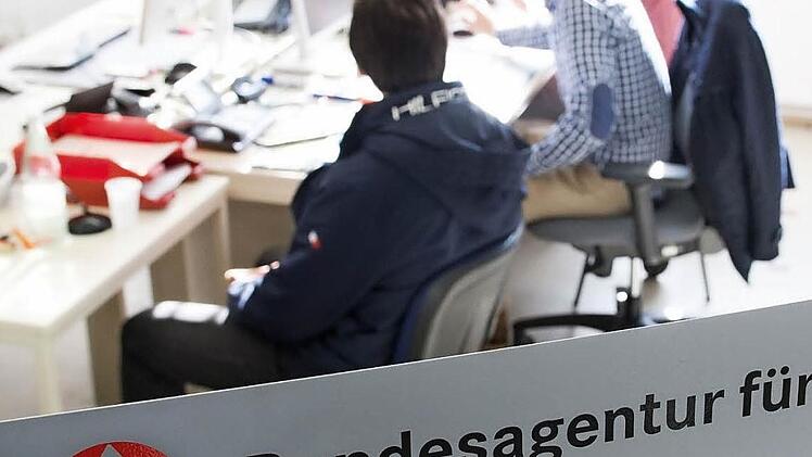 Ein Flüchtling aus Syrien sitzt Anfang November in der Erstaufnahmestelle in Suhl in einem Büro der Agentur für Arbeit neben zwei Sachbearbeitern. Auch für die Kulmbacher Arbeitsagentur und das Jobcenter wird die Integration der Flüchtlinge in den Arbeitsmarkt eine große Herausforderung sein. Foto: Archiv/dpa