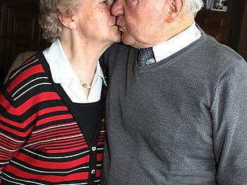 Ein dicker "Schmatzer" zum 65. Ehejubiläum ist für Walter und Hilde Franke eine Selbstverständlichkeit.  Foto: Sonja Adam