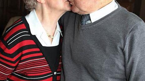 Ein dicker "Schmatzer" zum 65. Ehejubiläum ist für Walter und Hilde Franke eine Selbstverständlichkeit.  Foto: Sonja Adam