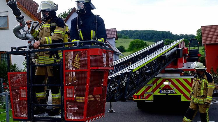 Auch die Hammelburger Drehleiter rückte aus. Foto: Gerd Schaar