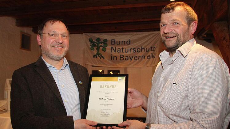 Wilfried Pförtsch (links) wurde für 40 Jahre Mitgliedschaft im Bund Naturschutz geehrt. Foto: Sonny Adam