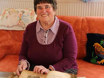 Elfriede Ebenhack präsentierte alte Gesangbücher.  Foto: Franz Galster