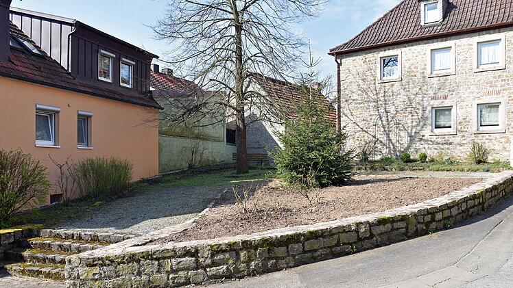 Uneins war der Gemeinderat bei Gestaltung des Platzes gegenüber der Pfarrkirche (im Bild). Daher will man sich demnächst vor Ort treffen.Ulrike Langer