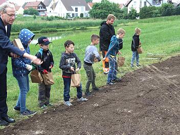 German Hacker (l.) half den Kindern beim Verteilen des Saatguts.   Foto: Richard Sänger