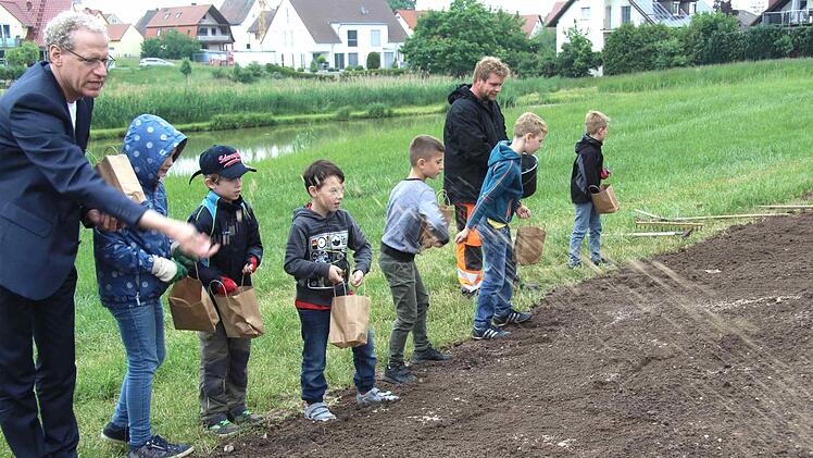 German Hacker (l.) half den Kindern beim Verteilen des Saatguts.   Foto: Richard Sänger