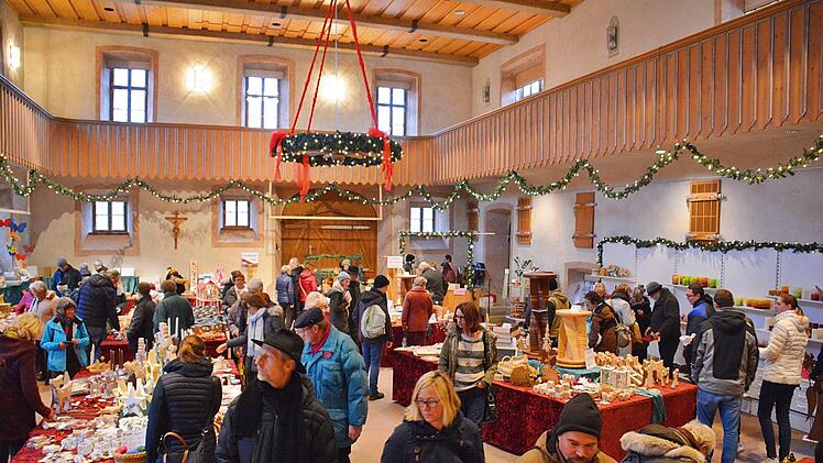 Im großen Saal des Abteigebäudes im Kloster Maria Bildhausen gab es viel zu sehen. Hier war vorweihnachtliche Stimmung pur angesagt. Foto:  Hanns Friedrich