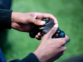 In einem Zug zwischen Z&uuml;rich und Basel hatte ein Jugendlicher ein ganzes Zugabteil unterhalten: Der 19-J&auml;hrige packte seine Playstation aus, stellte einen gro&szlig;en Fernseher auf und zockte Fortnite. Foto: Christoph Soeder, dpa
