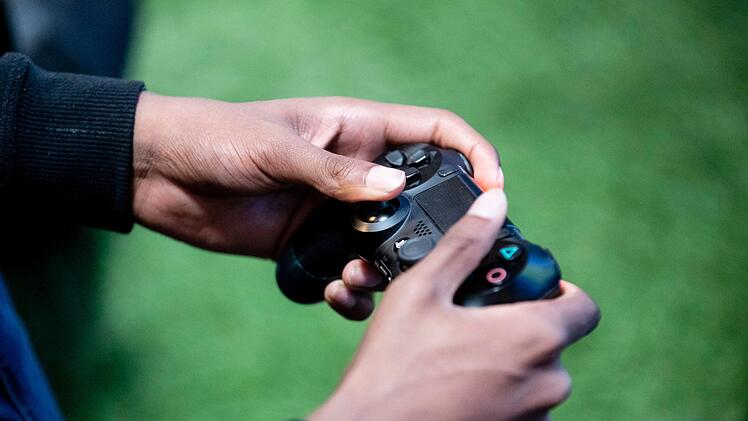 In einem Zug zwischen Zürich und Basel hatte ein Jugendlicher ein ganzes Zugabteil unterhalten: Der 19-Jährige packte seine Playstation aus, stellte einen großen Fernseher auf und zockte Fortnite. Foto: Christoph Soeder, dpa