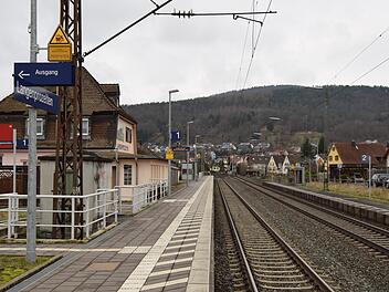 Der Bahnsteig links ist seit 2014 barrierefrei, der Bahnsteig auf der anderen Seite soll noch bis zum Sommer dieses Jahres folgen.