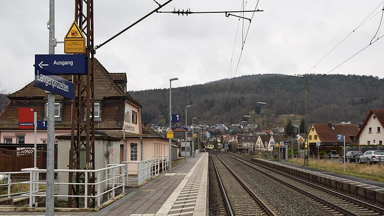Der Bahnsteig links ist seit 2014 barrierefrei, der Bahnsteig auf der anderen Seite soll noch bis zum Sommer dieses Jahres folgen.