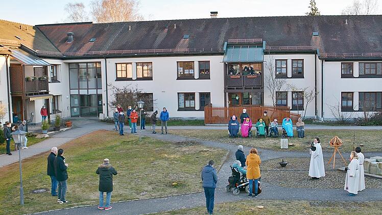 Luftschlangen wurden am Aschermittwoch in einer Feuerschale verbrannt, um auf das Wort "Aschermittwoch" und die kommende Fastenzeit zu verweisen. Foto: Hanns Friedrich