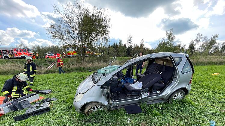 Auto kommt von Straße ab, fährt Abhang hinunter und überschlägt sich mehrfach