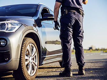 Polizei hält Autofahrer an, Polizeikontrolle
