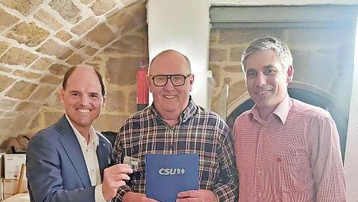 Torsten Gunselmann (r.) &uuml;berreichte Rudolf Bauer gemeinsam mit dem Kreisvorsitzenden Michael Hofmann (l.) die Ehrenurkunde f&uuml;r 40 Jahre Parteizugeh&ouml;rigkeit.