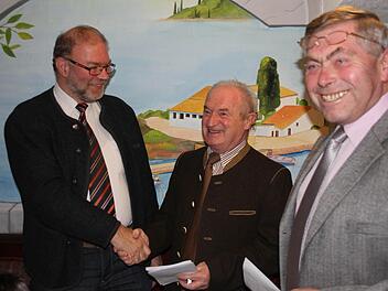 Glückwunsch zur einstimmigen Wahl: Bürgermeister-Kandidat Armin Schätzlein, Günther Geiling und Willi Andres (von links).