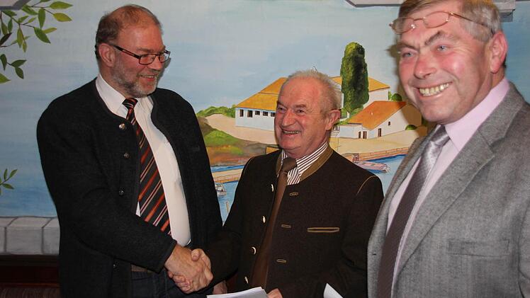 Glückwunsch zur einstimmigen Wahl: Bürgermeister-Kandidat Armin Schätzlein, Günther Geiling und Willi Andres (von links).