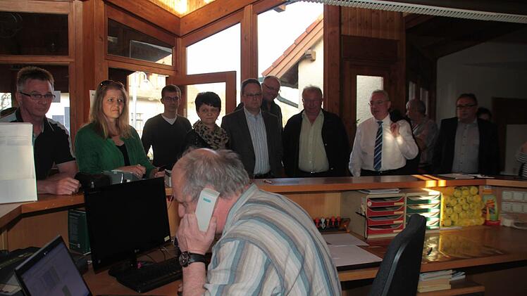 Die Anrufe aus den einzelnen Wahlbezirken nahm Verwaltungsleiter Rainer Schimpf entgegen.