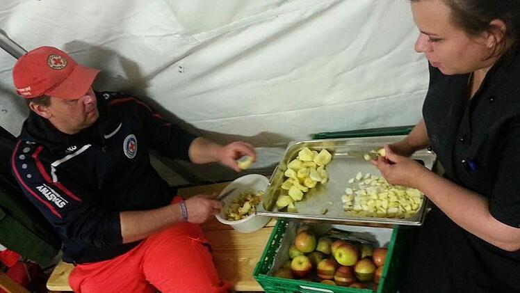 André Zoeller und Köchin Christina Ulbrich (von links) hatten mit ihrem Team an der Verpflegungsstation alle Hände voll zu tun. Hier schälen und schneiden sie hunderte Äpfel für Apfelkuchen.