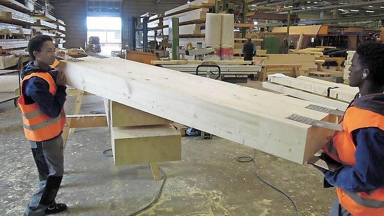 Im Winter kamen einige unbegleitete minderjährige Flüchtlinge auf dem Volkersberg unter. Das Bild zeigt Debresay Etin (links) und Membrahtom Gebrehiwet bei einem Praktikum bei Hanse Haus. Auch die AWO wünscht sich eine gute Zusammenarbeit mit hiesigen Firmen. Foto: Volkersberg