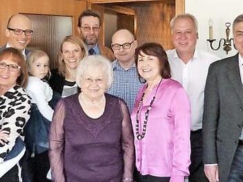 Lotte Hollweg konnte dieser Tage ihren 90. Geburtstag feiern. Unser Bild zeigt sie (Mitte) im Kreise ihrer Familie und weiterer Geburtstagsgäste.  Foto: Werner Reißaus