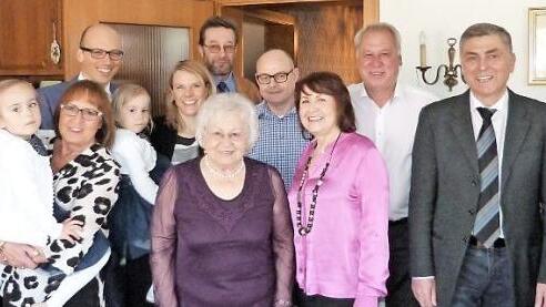Lotte Hollweg konnte dieser Tage ihren 90. Geburtstag feiern. Unser Bild zeigt sie (Mitte) im Kreise ihrer Familie und weiterer Geburtstagsgäste.  Foto: Werner Reißaus