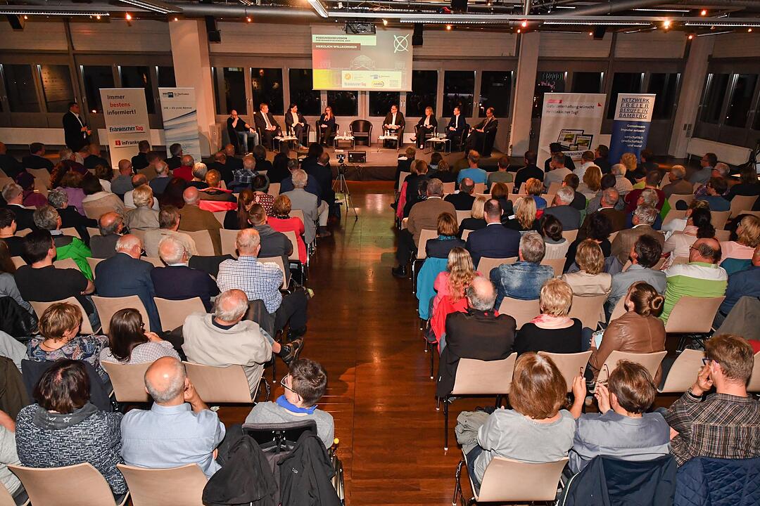 Podiumsdiskussion zur Bundestagswahl in der Brose Arena in Bamberg