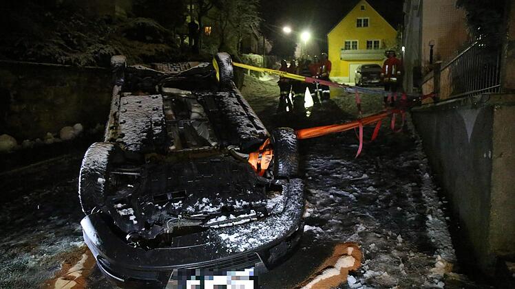 Ein Autofahrer krachte mit seinem Wagen in Bad Berneck gegen eine Sandsteinmauer. Foto: NEWS5 / Fricke