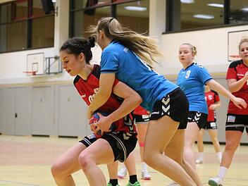 Unser Bild zeigt Bad Brückenaus Jennifer Frank (am Ball) im Zweikampf mit Hammelburgs Lena Doschko.Sebastian Schmitt
