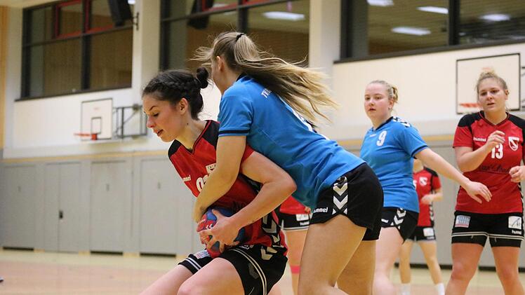 Unser Bild zeigt Bad Brückenaus Jennifer Frank (am Ball) im Zweikampf mit Hammelburgs Lena Doschko.Sebastian Schmitt
