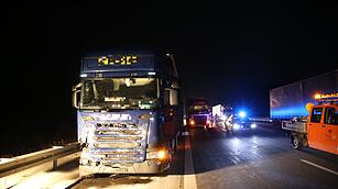 Tödlicher Unfall auf A9: Mann stirbt bei Kollision mit Lkw