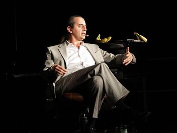 Hagen Rether bei seinem Auftritt  in Eggolsheim. Für die vier Bananen auf dem Piano hatte er Verwendung. Foto: Mathias Erlwein