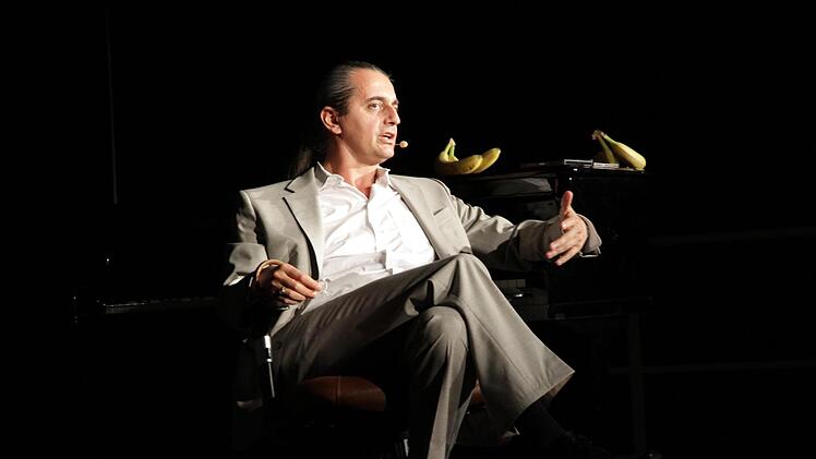 Hagen Rether bei seinem Auftritt  in Eggolsheim. Für die vier Bananen auf dem Piano hatte er Verwendung. Foto: Mathias Erlwein