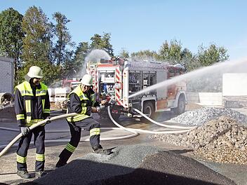 Nach einem extrem trockenen Sommer lag beim Gemeindefeuerwehrtag in Oberaurach das Hauptaugenmerk auf der Zuführung von Löschwasser zum angenommenen Brandort im Ortszentrum von Tretzendorf. Fotos: Sabine Weinbeer