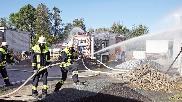 Nach einem extrem trockenen Sommer lag beim Gemeindefeuerwehrtag in Oberaurach das Hauptaugenmerk auf der Zuführung von Löschwasser zum angenommenen Brandort im Ortszentrum von Tretzendorf. Fotos: Sabine Weinbeer