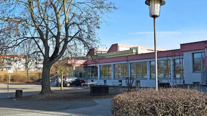 Das Amt für ländliche Entwicklung Unterfranken fördert die Neugestaltung des Schulhofs in Obertheres, die mit 470 000 Euro veranschlagt ist, mit 65 Prozent der förderfähigen Kosten. Die Arbeiten sollen im kommenden Jahr ausgeführt werden, erfuhr die Gemeinschaftsversammlung der VG Theres bei ihrer Sitzung.